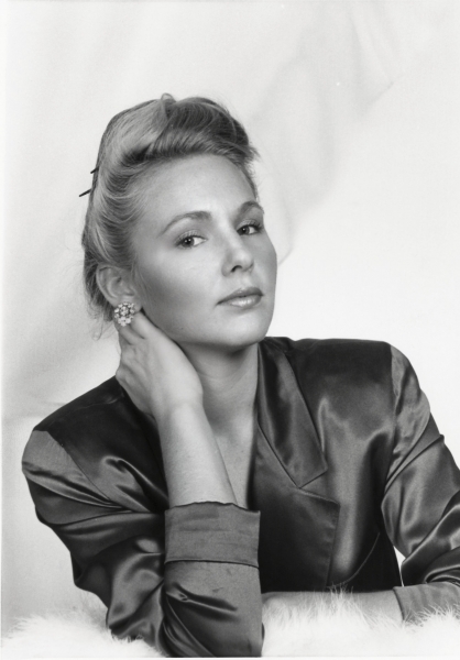 Leslie-edited-BW-Head_up