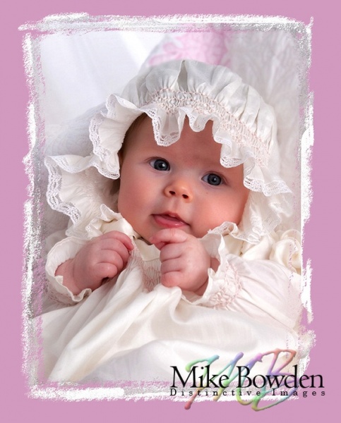 Baby_girl_with_bonnet