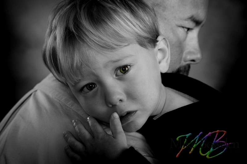 Little_boy_on_shoulder_BW